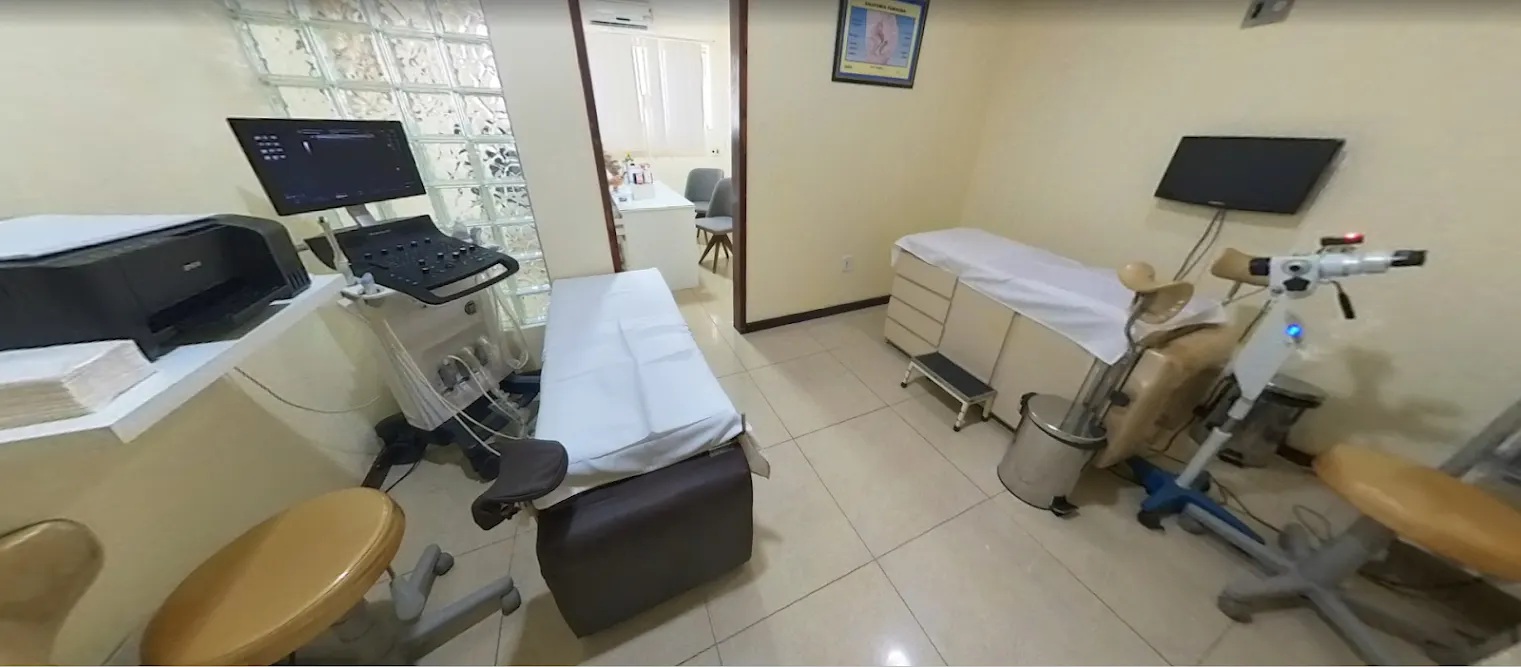 Sala de exames ginecológicos com aparelho de ultrassom no consultório da Dra. Jamile